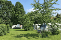 Camping Schloß Roßdorf - Wohnmobil- und  Wohnwagenstellplätze auf der Wiese