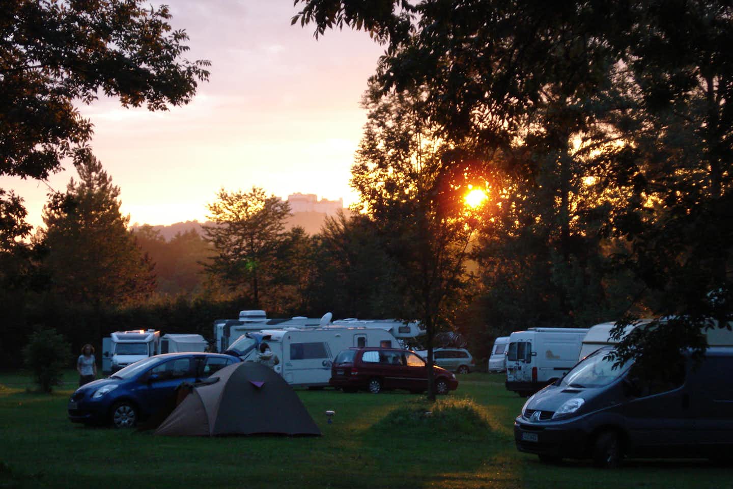 Camping Schloss Aigen - Stellplätze im Grünen auf dem Campingplatz
