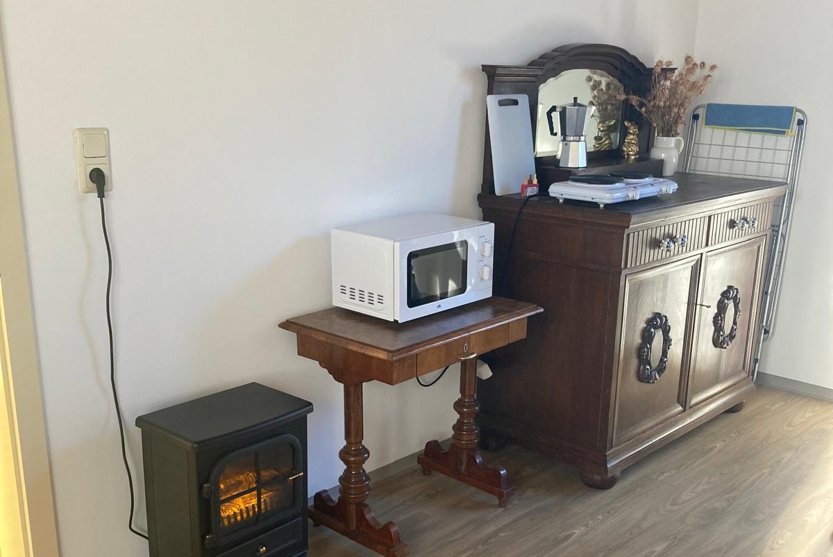 Camping Schloss Burgau - Aufenthaltsraum mit Mikrowelle, Kochplatten und Kaffeekocher