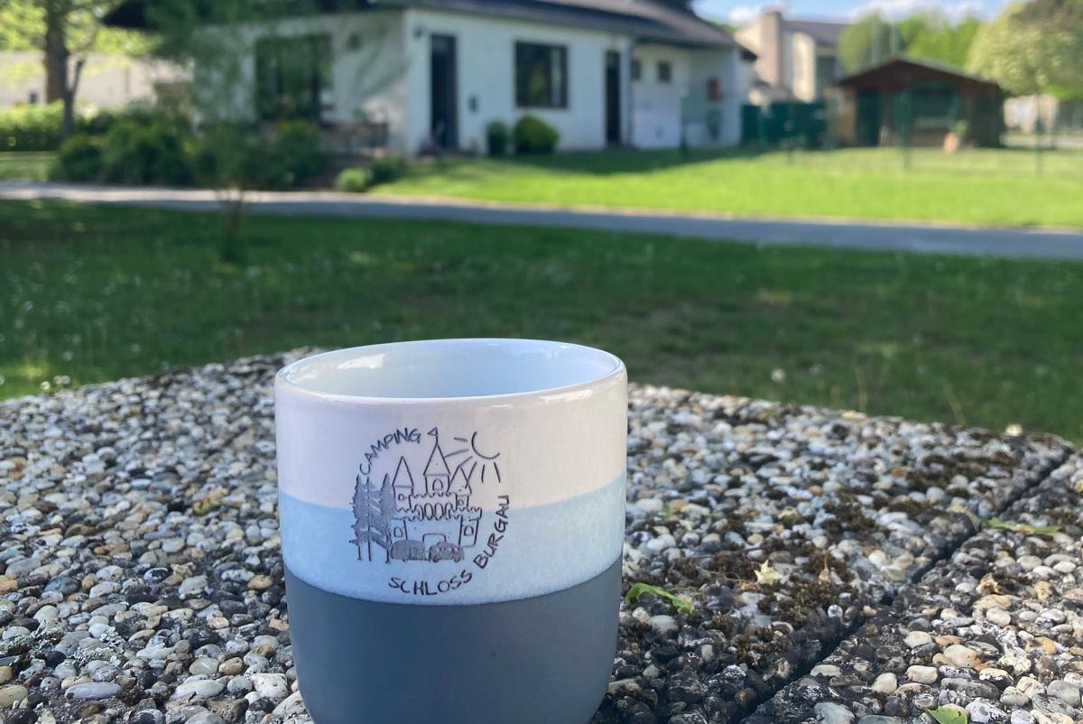 Camping Schloss Burgau - Kaffeetasse auf dem Campingplatz