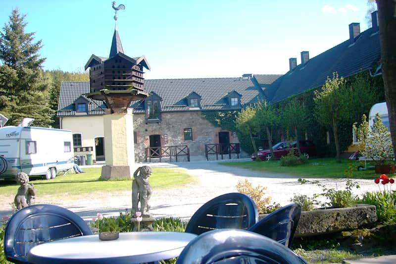 Camping Schloss Issigau - Blick vom Biergarten auf den Schlosshof mit den Stellplätzen für Wohnwagen