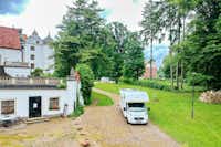 Camping Schloss Podewils - ein Wohnmobil bei der Abfahrt vom Campingplatz