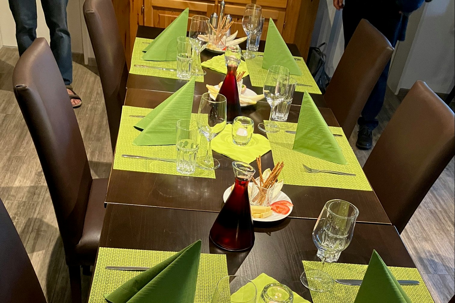 Camping Schlüchttal - Gedeckter Tisch in der Gaststube des Campingplatzes