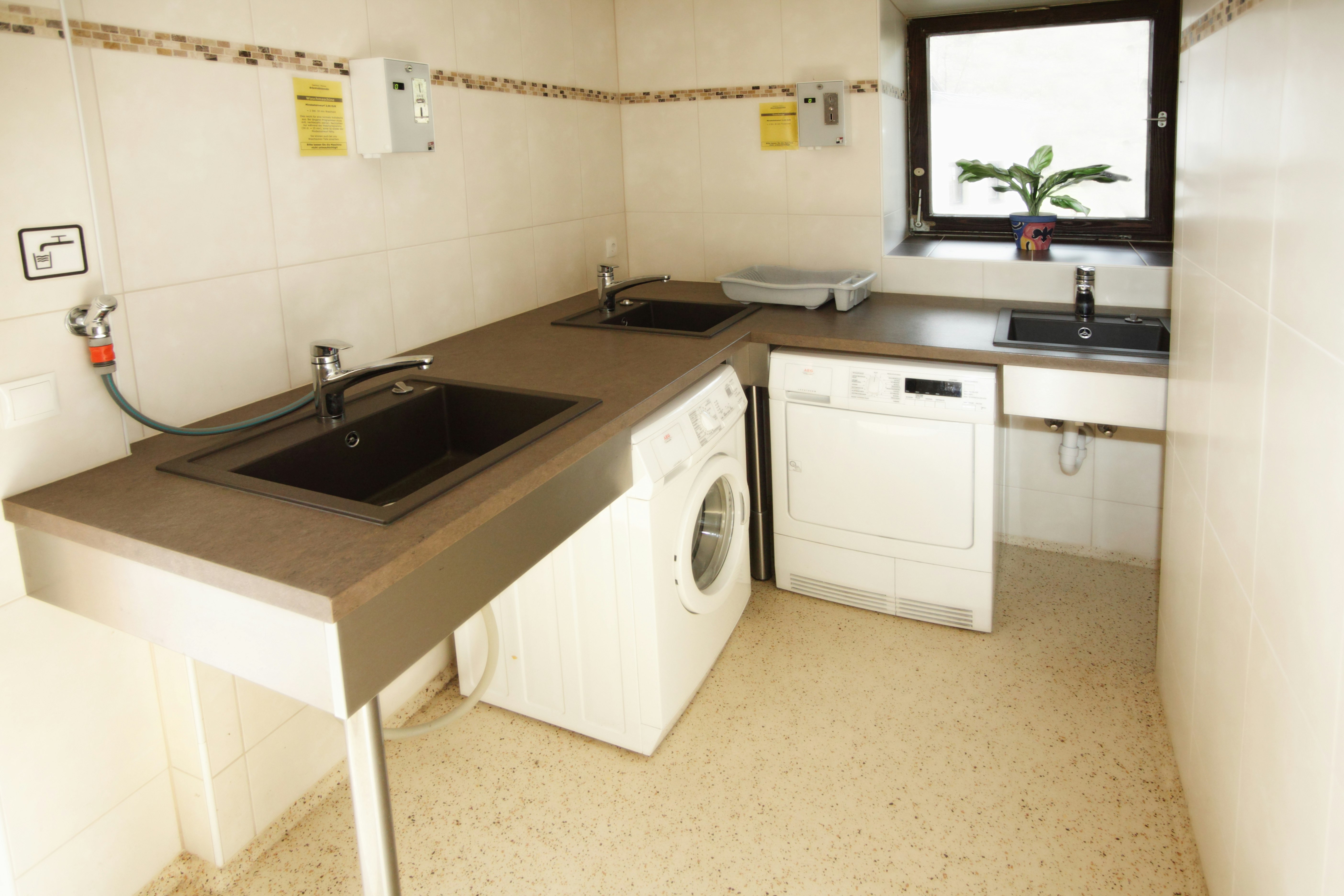 Camping Schrottenbaummühle - Geschirrspülbecken, Waschmaschine und Trockner auf dem Campingplatz
