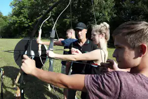 Camping Schüttehof - Camper beim Bogenschießen auf dem Campingplatz