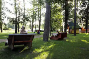 Camping Schüttehof - Sitzmöglichkeiten vom Campingplatz zwischen Bäumen