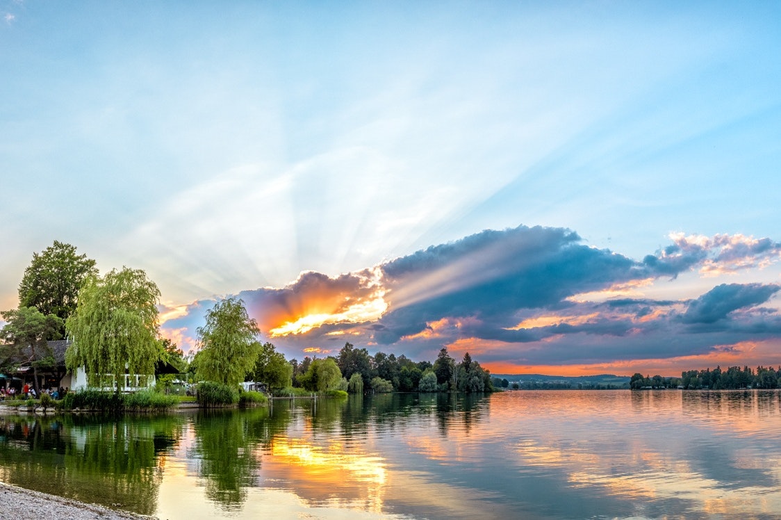 Camping Schwanenplatz - Sonnenuntergang über dem See am Campingplatz