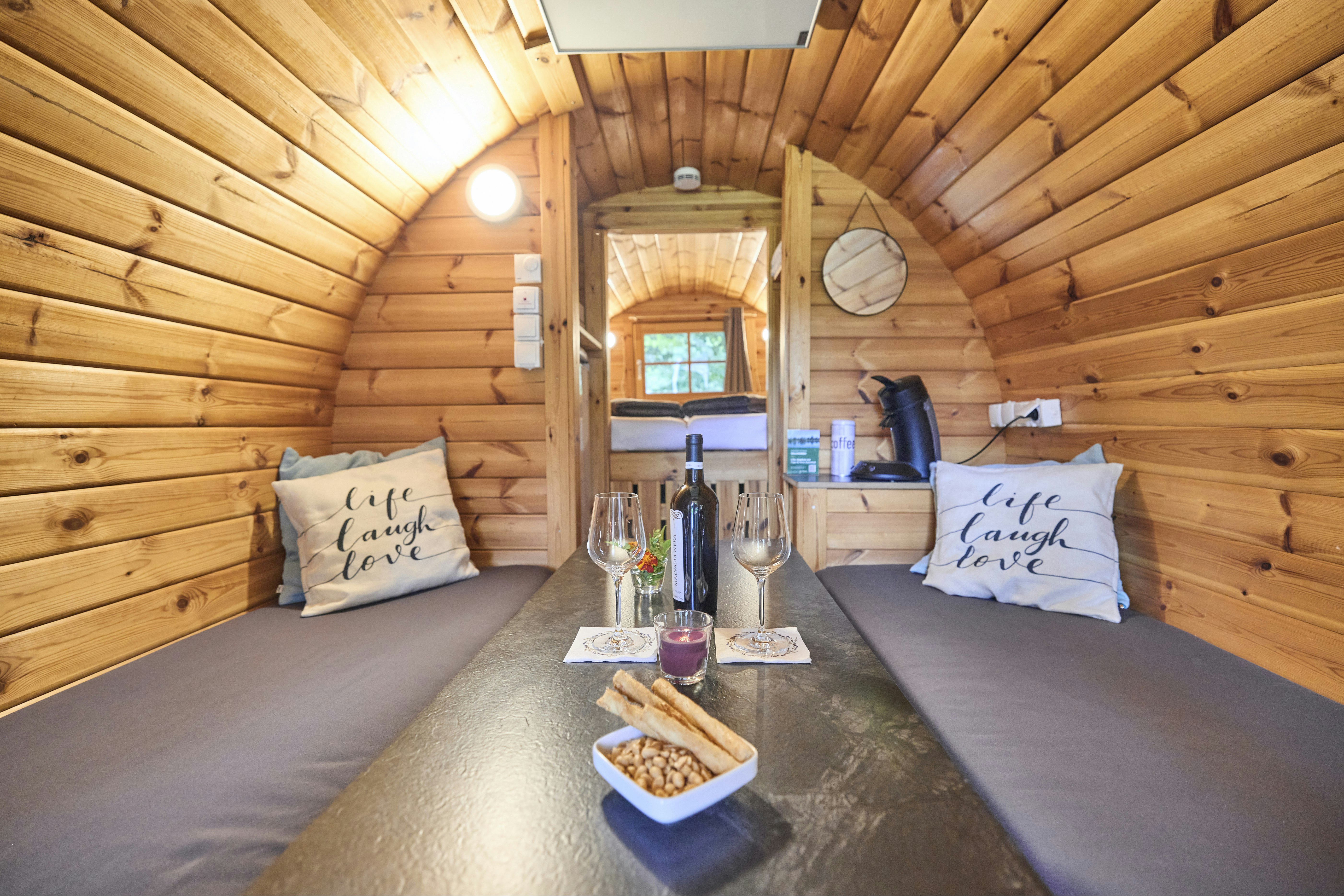 Camping Schwarzfelder Hof - Innenansicht eines Schlaffasses