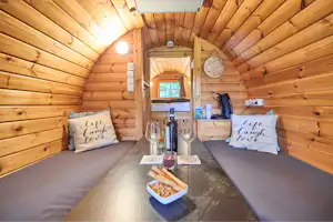 Camping Schwarzfelder Hof - Innenansicht eines Schlaffasses