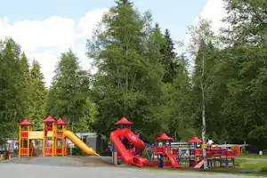 Camping Schwarzsee - Der Kinderspielplatz mit Kletterburgen und Rutschen