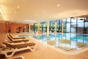 Camping Schwarzsee - Indoor Pool mit Sonnenliegen auf dem Campingplatz