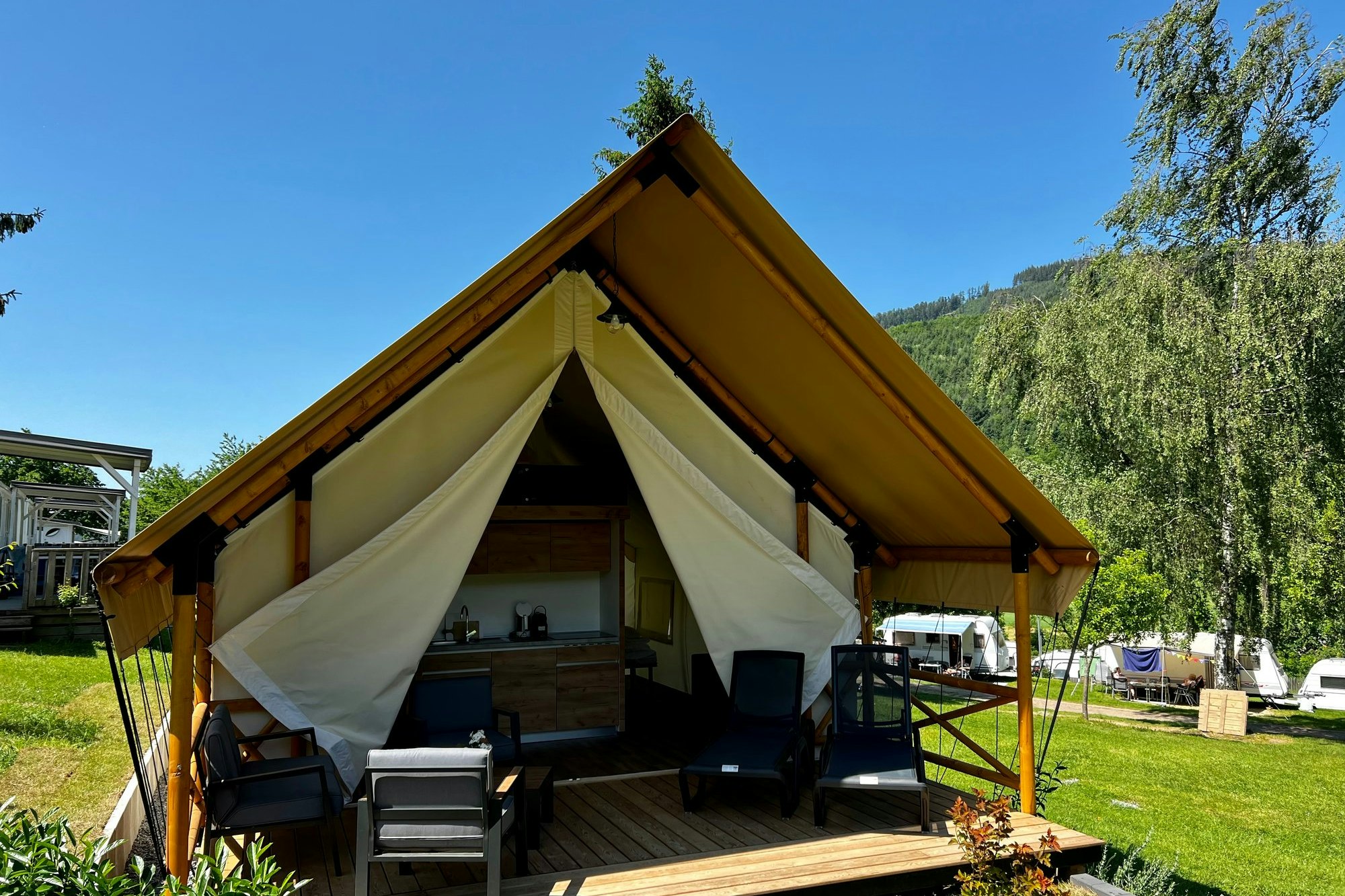 Campingplatz Schwarzwaldhorn - Glamping-Zelt mit Terrasse auf dem Campingplatz