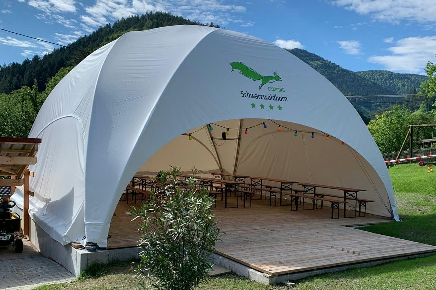 Campingplatz Schwarzwaldhorn - Zelt mit Bierbänken auf dem Campingplatz