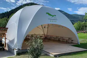 Campingplatz Schwarzwaldhorn - Zelt mit Bierbänken auf dem Campingplatz