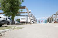 Camping Scialmarino  - überdachter Stellplatz vom Campingplatz mit direktem Zugang zum Mittelmeer