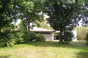 Camping Seasonova Ile de Ré - Sanitärgebäude im Grünen auf dem Campingplatz