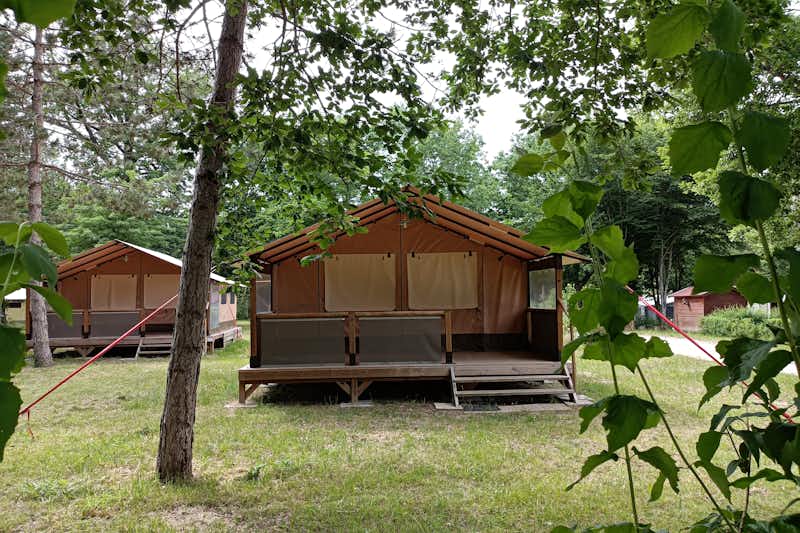 Camping SEASONOVA L'étang de la Vallée - Lodges auf dem Campingplatz