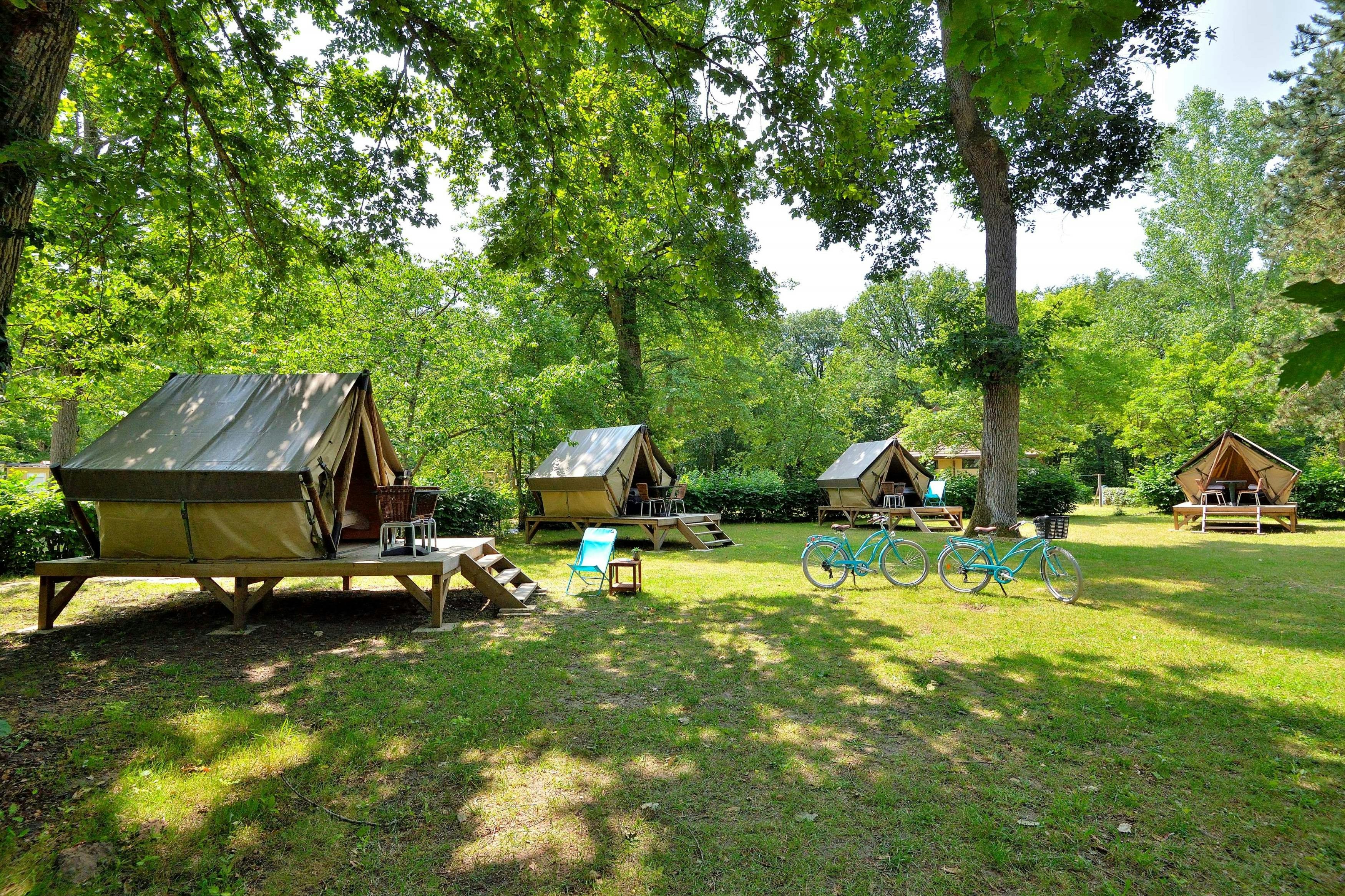 Camping Seasonova L'étang de la Vallée - Blick auf die Glamping-Zelte auf dem Campingplatz