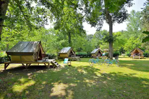 Camping Seasonova L'étang de la Vallée - Blick auf die Glamping-Zelte auf dem Campingplatz