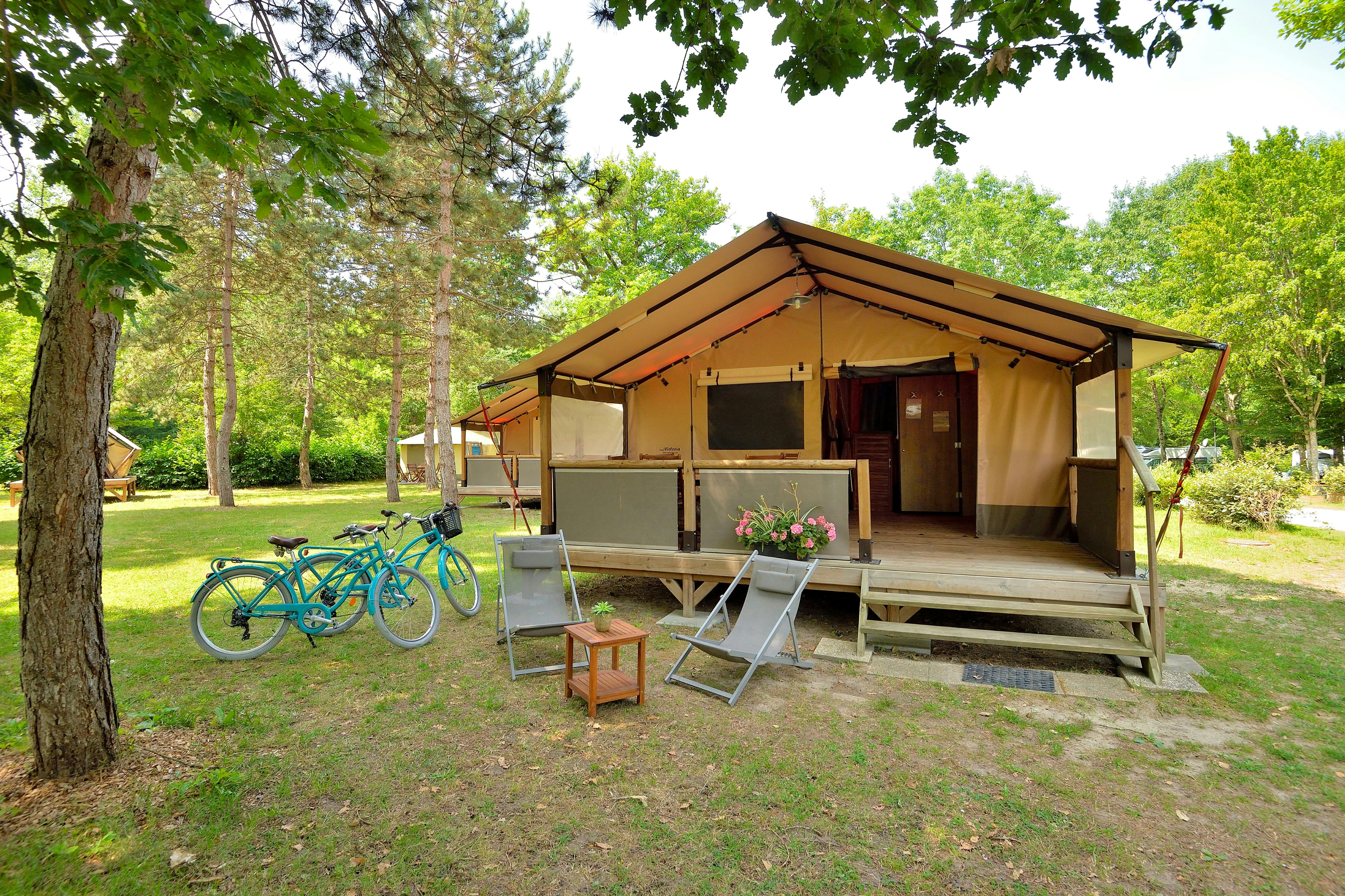 Camping Seasonova L'étang de la Vallée - Glamping-Zelt mit Terrasse auf dem Campingplatz