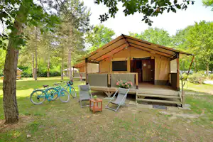Camping Seasonova L'étang de la Vallée - Glamping-Zelt mit Terrasse auf dem Campingplatz