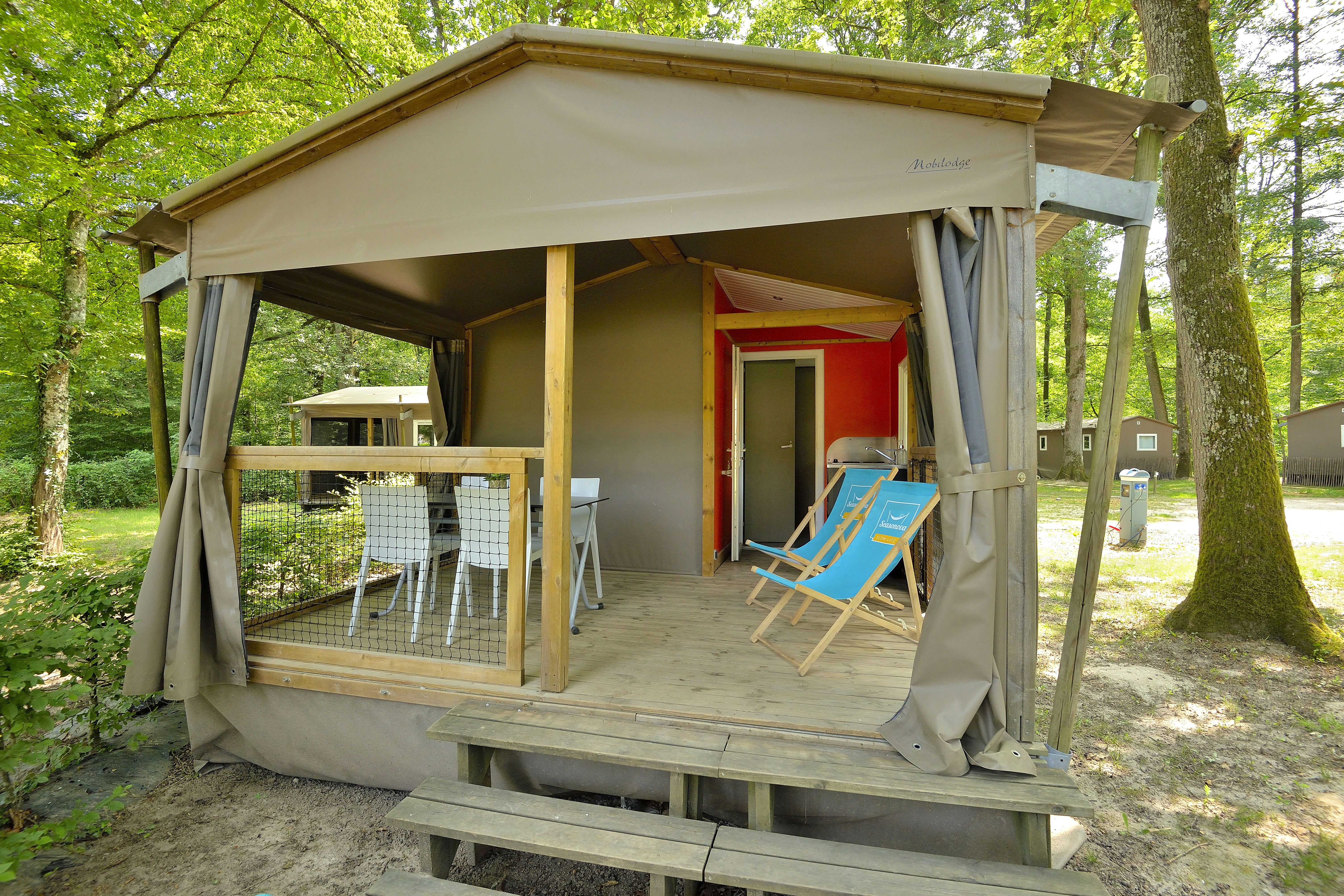 Camping Seasonova L'étang de la Vallée - Glamping-Zelt mit Terrasse auf dem Campingplatz