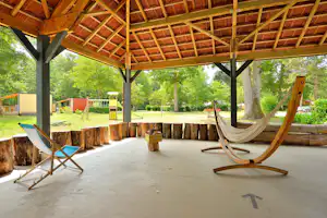 Camping Seasonova L'étang de la Vallée - Lounge mit Hängematte und Überdachung auf dem Campingplatz
