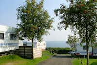 Camping Seeblick  -   Wohnwagen und Wohnmobile auf dem Stellplatz mit Blick auf den See
