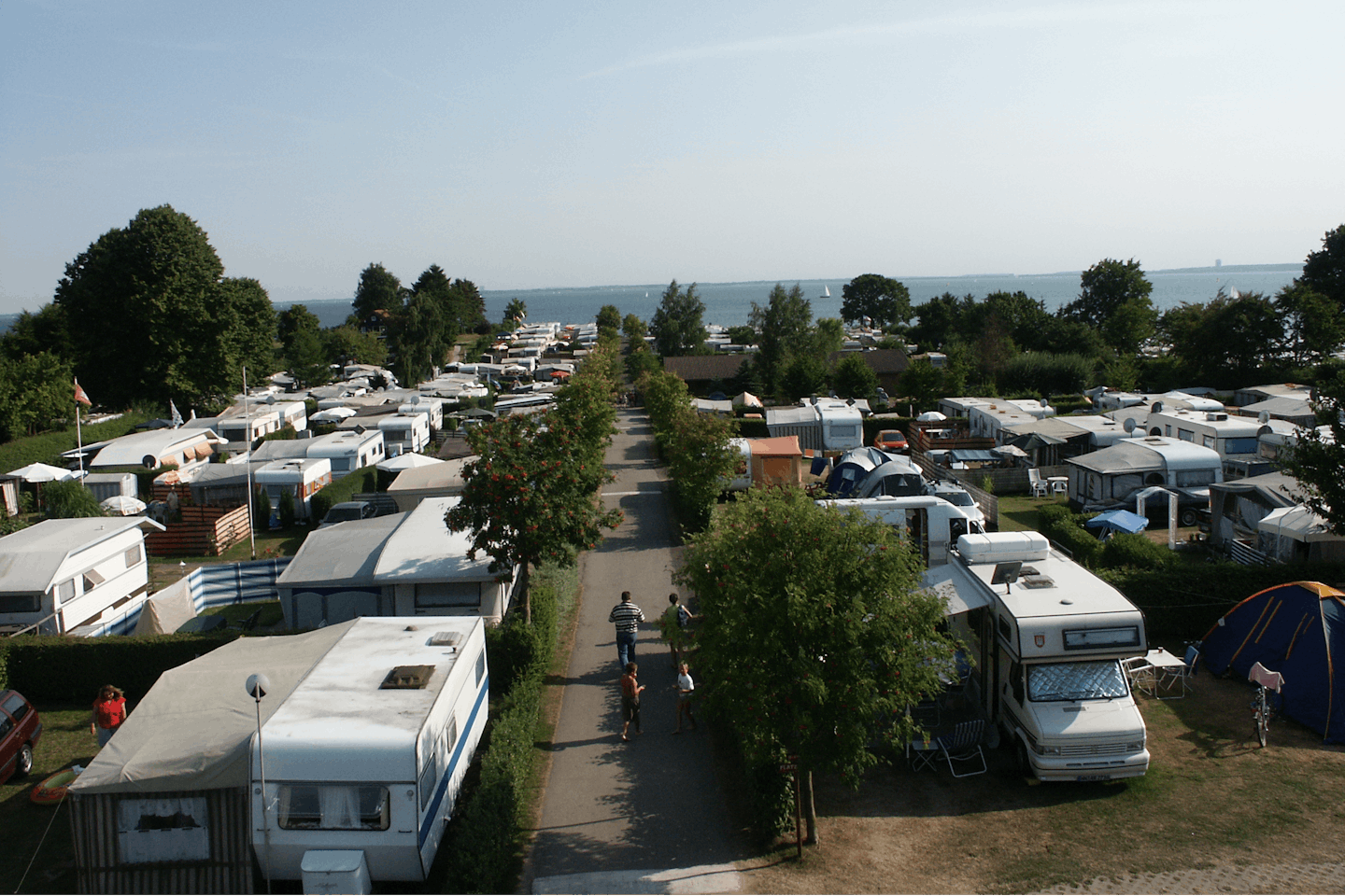 Camping Seeblick  -  Luftaufnahme vom Wohnwagen- und Zeltstellplatz auf dem Campingplatz mit Blick auf den See