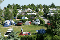 Camping Seeblick  -  Wohnwagen- und Zeltstellplatz vom Campingplatz auf grüner Wiese