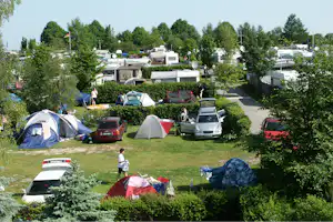 Camping Seeblick - Wohnwagen- und Zeltstellplatz vom Campingplatz auf grüner Wiese