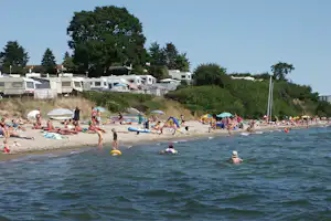 Camping Seeblick - badende Camper im See vom Campingplatz mit Strand