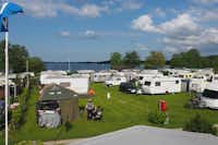 Camping Seeblick  -  Camper auf dem Stellplatz vom Campingplatz im Grünen mit Blick auf den Großen Plöner See