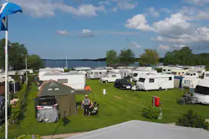 Camping Seeblick - Camper auf dem Stellplatz vom Campingplatz im Grünen mit Blick auf den Großen Plöner See
