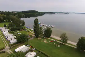 Camping Seeblick - Luftaufnahme vom Spielplatz auf grüner Wiese, der Bootsanlegestelle und den Stellplätzen vom Campingplatz am See