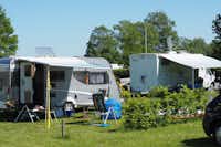 Camping Seeblick  -  Wohnwagen und Wohnmobil auf dem Stellplatz auf grüner Wiese