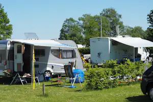 Camping Seeblick - Wohnwagen und Wohnmobil auf dem Stellplatz auf grüner Wiese