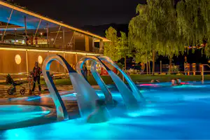 Camping Seefeld Park Sarnen - Kinder im Pool am Abend
