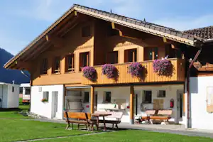 Camping Seegarten - Rezeption und Hauptgebäude vom Campingplatz mit Sitzmöglichkeiten draußen