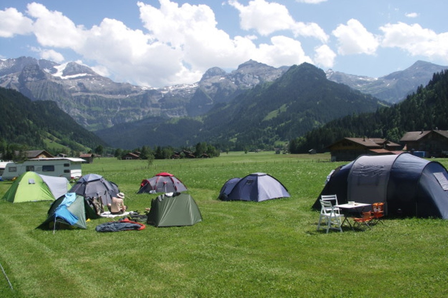 Camping Seegarten  -  Wohnwagen- und Zeltstellplatz vom Campingplatz auf einer Wiese mit Blick auf die Berge