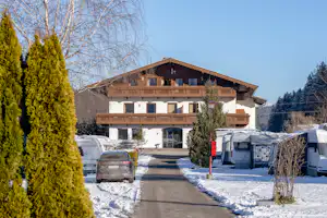 Camping & Appartements Seehof Camping Seehof - Apartmentgebäude auf dem Campingplatz im Winter