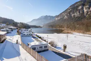 Camping & Appartements Seehof Camping Seehof - Blick auf den verschneiten Campingplatz im Winter