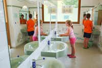 Camping Seehof -  Sanitäranlage auf dem Campingplatz mit Bad mit Toilette, Waschbecken, Spiegel und Dusche