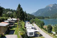 Camping Seehof -  Wohnwagenstellplätze auf dem Campingplatz mit Blick auf den Berg 