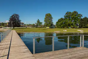 Camping Seehorn - Holzsteg mit Liegewiese am Bodensee vor dem Campingplatz