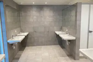 Camping Seespitz - Sanitärgebäude mit Waschbecken, Spiegel, Toiletten und Duschen
