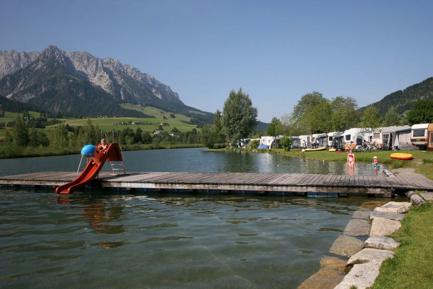 Camping Seespitz - Steg mit Rutsche und Standplätze am Wasser