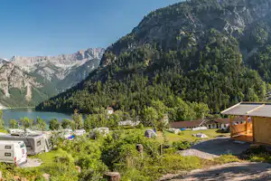 Camping Seespitze - Der Campingplatz mit Blick auf den Walchsee und die Berge im Hintergrund