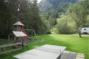 Camping Seeweid Schwarzsee - Spielplatz mit Tischtennisplatten