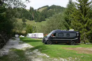Camping Seeweid Schwarzsee - Standplatz mit Bergpanorama